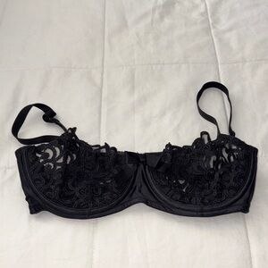 Victoria Secret’s Elegant Black Lace Bra